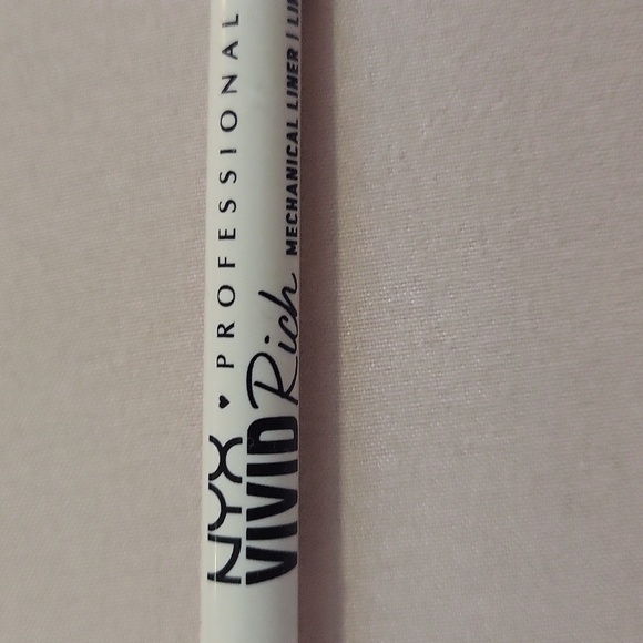 Eyeliner - Picture 2 of 5